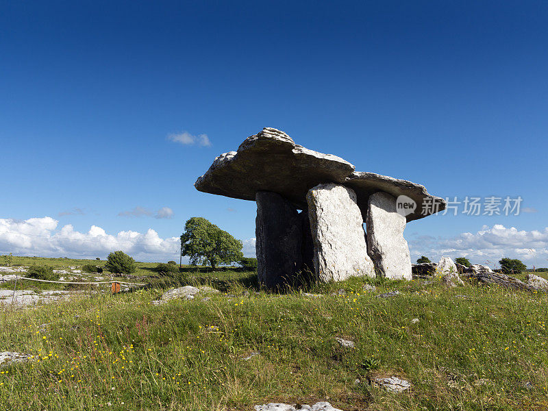 新石器时代poulnabone Dolmen, Clare，爱尔兰